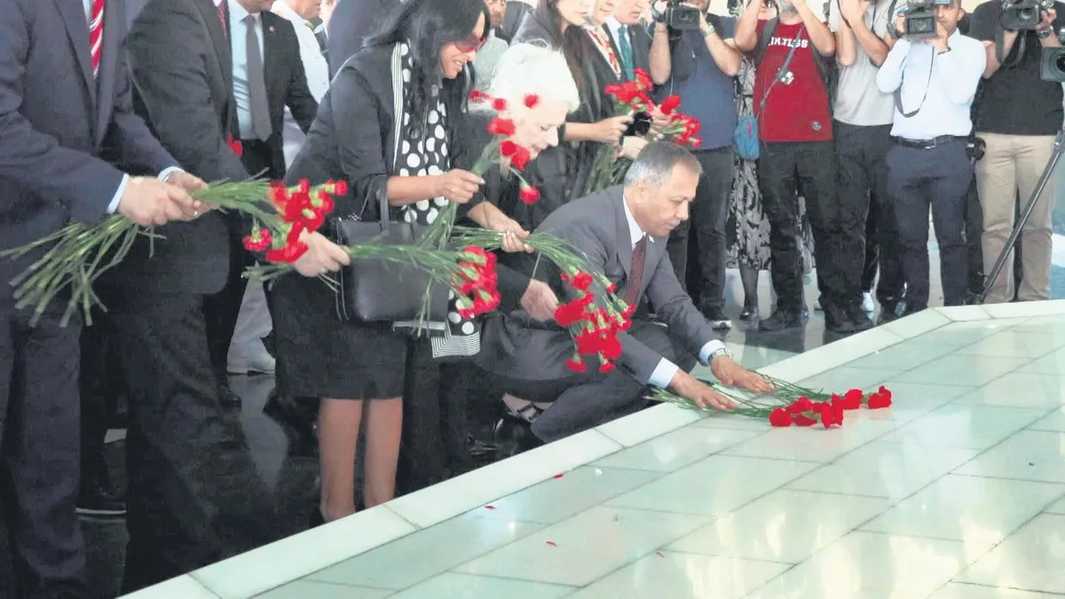 Millet, şehitlerini kabirleri başında andı