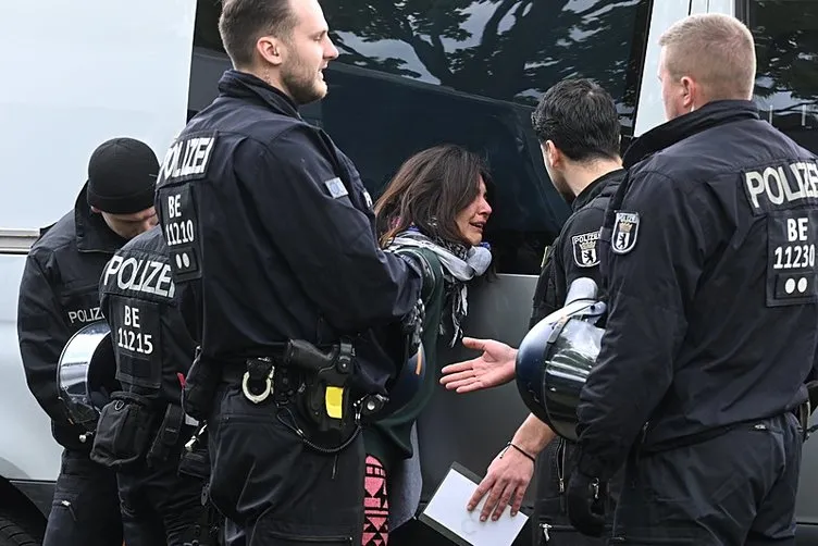 İkiyüzlü Batı birer birer dökülüyor! Almanya’da Filistin destekçilerine polis saldırdı
