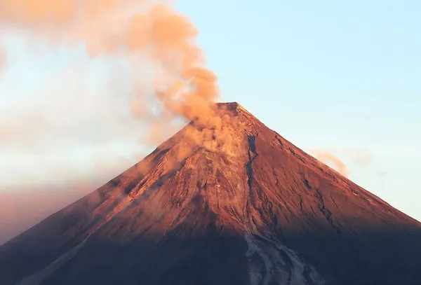 Filipinler'de Mayon Yanardağı patladı