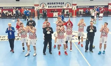 Hentbol yüz güldürdü