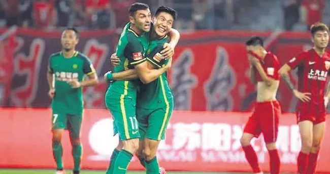 Burak Yılmaz 2 gol attı Beijing Guoan kazandı