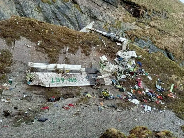 Nepal’de kaybolan yolcu uçağı bulundu! 14 ceset...