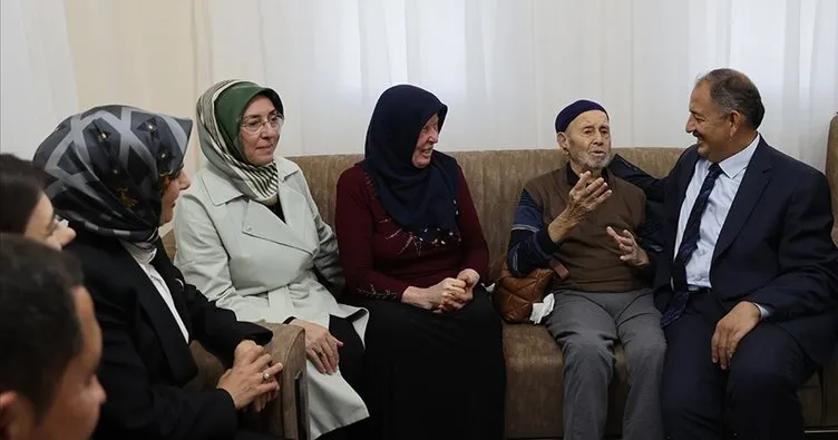Bakan Özhaseki depremzede aileyi yeni evinde ziyaret etti