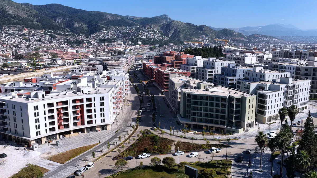 Hatay'da hayat yeniden başlıyor! Bakan Kurum'dan esnaf paylaşımı: Açılan kepenkler umudun sesi oldu