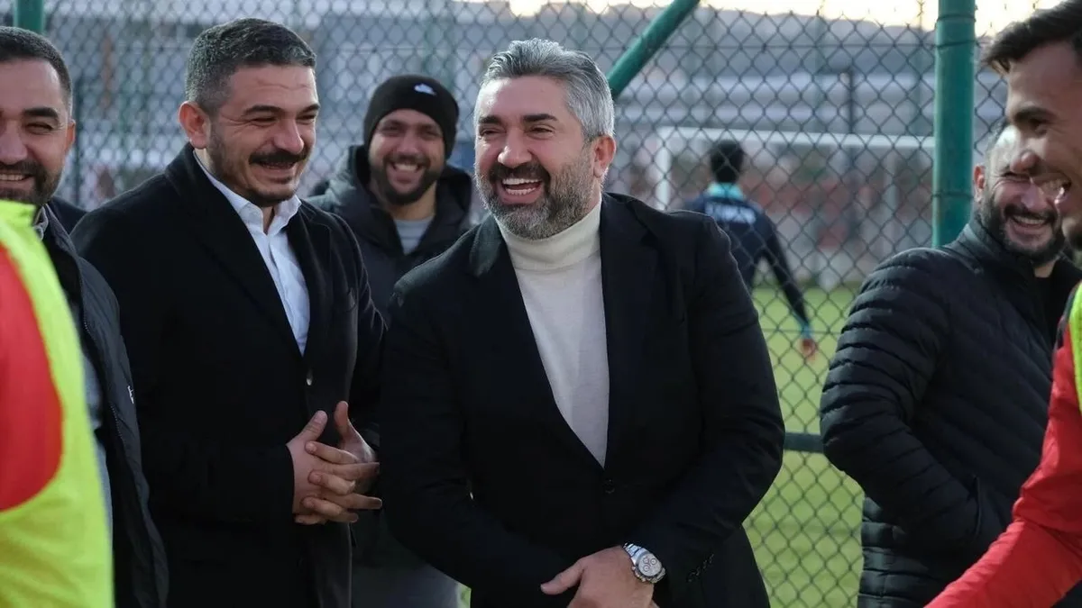 Çorum FK Başkanı Savaş Balçık futbolcularla bir arada