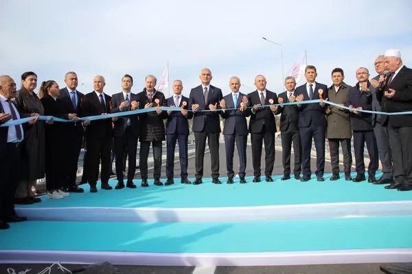 alanyada-cevreyolu-bakan-uraloglu-ve-bakan-ersoyun-katilimiyla-bugun-torenle-hizmete-acildi-1766224932127.jpg