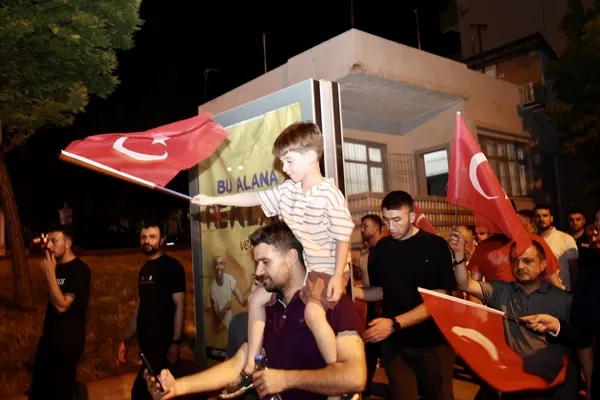 siirtte-15-temmuzun-10-yilinda-binlerce-vatandas-demokrasi-icin-yurudu-1784203296131.jpg