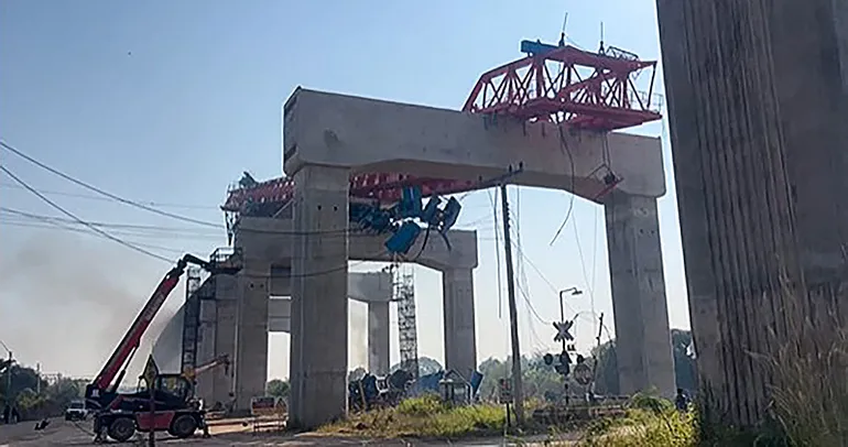 Tayland’da seyir halindeki trene vinç düştü!