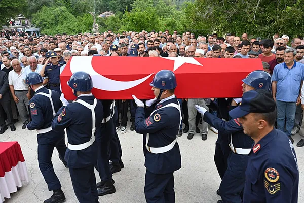 bugun-dugunu-olacakti-esini-son-yolculuguna-evlilik-cuzdaniyla-ugurladi-1782388357984.jpg