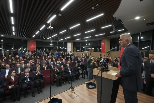 Edirne’ye 8 bin 812 metrekarelik yeni bilgi merkezi: Bakan Ersoy 160 bin kitap kapasiteli dev kütüphaneyi açtı