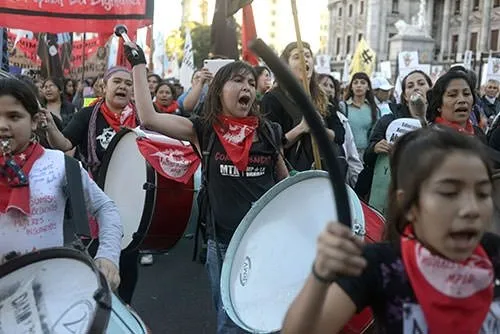 Binlerce kişi kadın cinayetlerine karşı sokakta