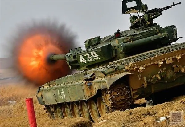 Rusya'da tank biatlonu yarışması