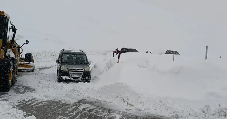 Muş’ta kar nedeniyle araçlarıyla yolda kalanlar kurtarıldı