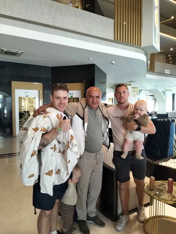 alanyada-takside-unutulan-18-bin-euroyu-sahibine-teslim-etti-1745675813282.jpg