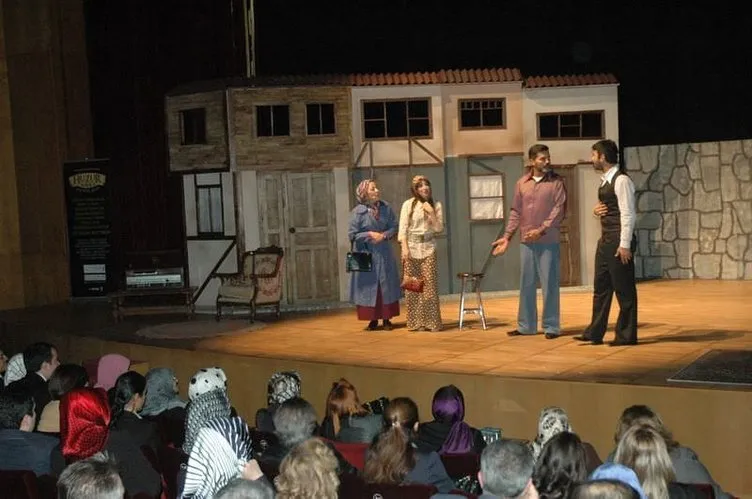 ’Huzur Sokağı’ tiyatro sahnesinde