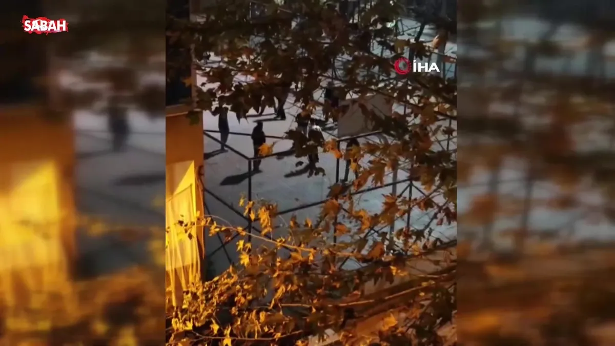 Kavga eden arkadaşlarını tezahürat edip izlediler | Video videosunu izle Kavga eden arkadaşlarını tezahürat edip izlediler | Video videosunu izle