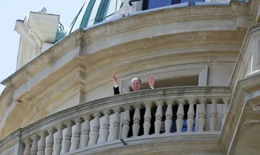 Başkan Erdoğan’a Azerbaycan’da sevgi gösterisi! Otelin balkonundan selamladı...