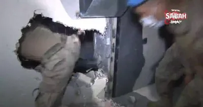 İzmir’de Jandarmadan duvar yıkımlı kumar baskını kamerada! ’Koçbaşı’yla duvardan böyle baskın yediler...