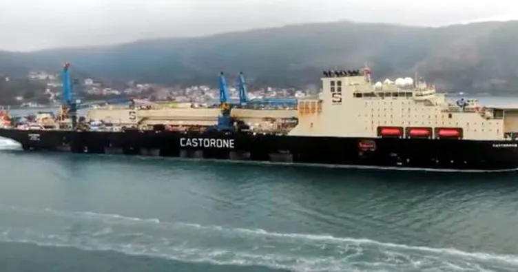 İstanbul boğazından dev bir gemi geçti