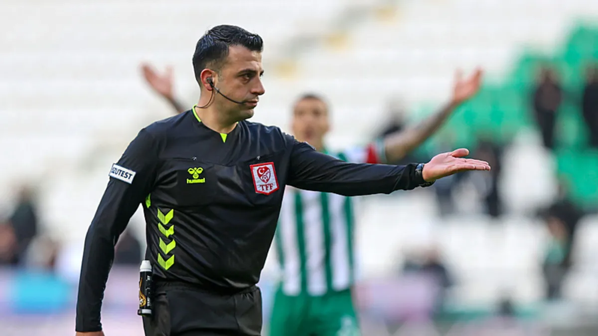 Trabzonspor-Fenerbahçe maçının VAR hakemi açıklandı! Trabzonspor-Fenerbahçe maçının VAR hakemi açıklandı!