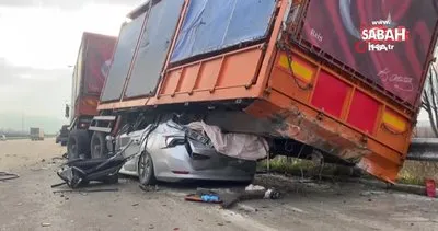 Bursa’da akılalmaz kaza: Tıra çarpan otomobil, dorsenin altına girdi: 1 ölü | Video