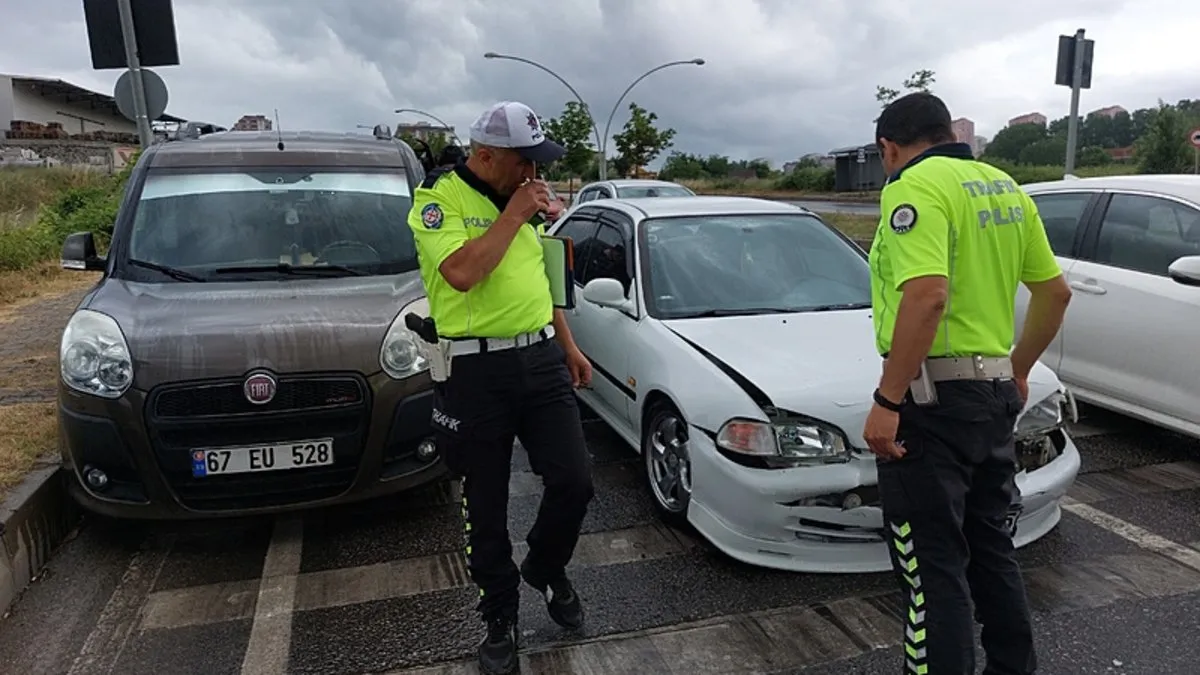 Samsun’da hafif ticari araç otomobile yandan çarptı: 3 yaralı! Samsun’da hafif ticari araç otomobile yandan çarptı: 3 yaralı!