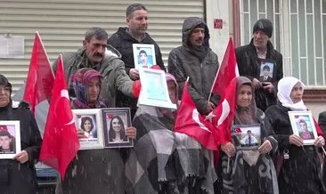 Diyarbakır annelerinin evlat nöbeti sürüyor: Oğlumu kar kış demeden burada bekliyorum
