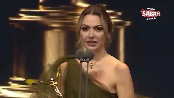 Ünlü şarkıcı Hadise sahneden sevgilisi Mehmet Dinçerler’e aşkını haykırdı: Elimi tuttuğun için... | Video