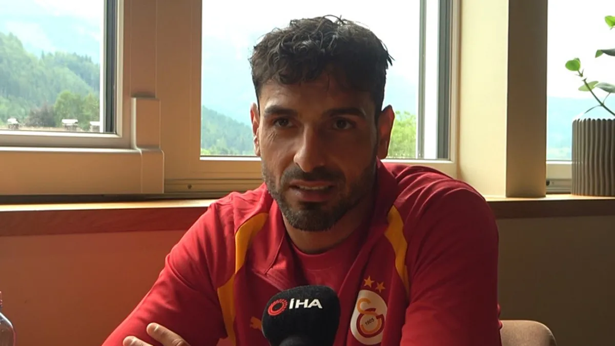 Galatasaray kalecisi Günay Güvenç, sahada topu tutarken