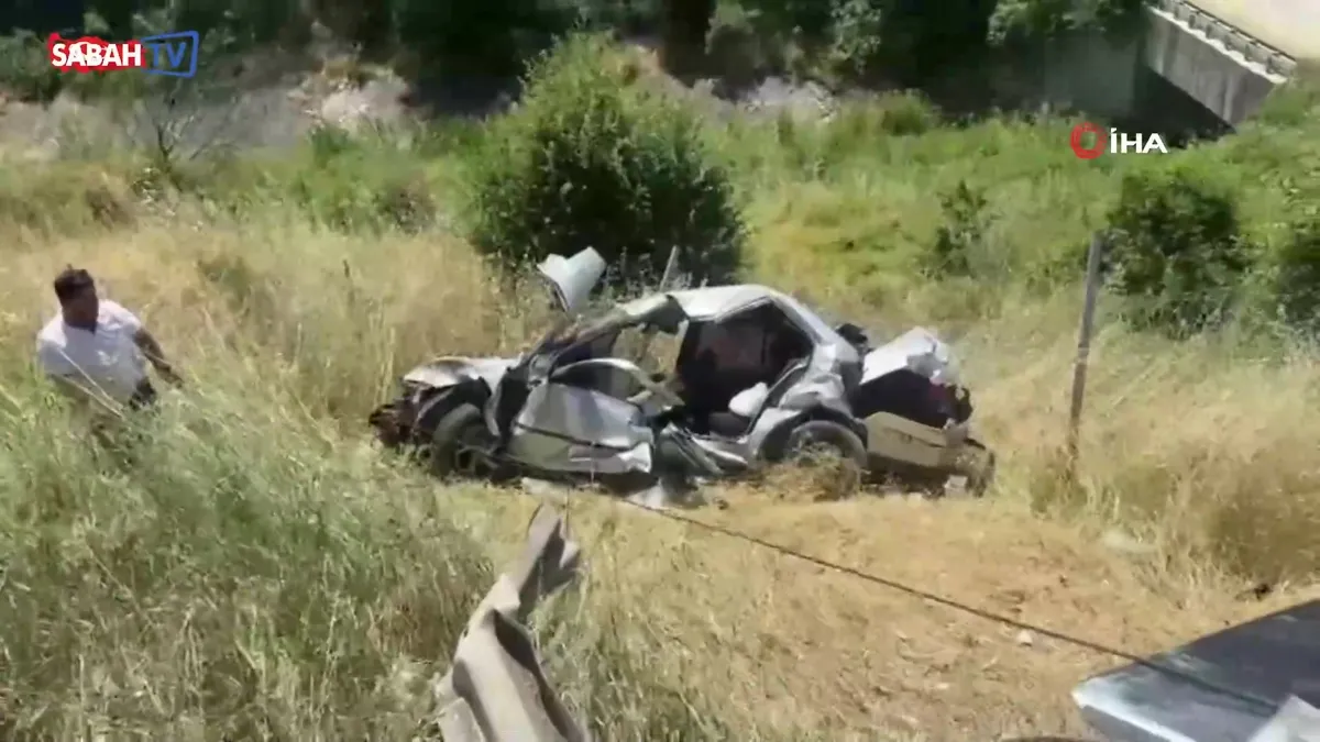 TEM Otoyolu’nda otomobil şarampole devrildi: 1 ölü, 3 yaralı videosunu izle TEM Otoyolu’nda otomobil şarampole devrildi: 1 ölü, 3 yaralı videosunu izle