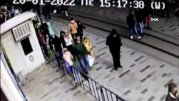 İstanbul Taksim’de hareketli anlar... Polis yankesiciyi üstüne atlayarak böyle yakaladı