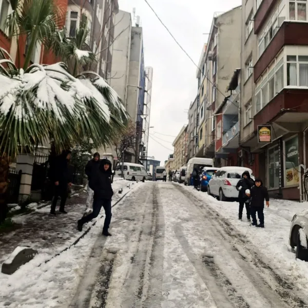 istanbulda-kar-yagdi-ulasim-cileye-donustu-iett-otobusleri-yolda-kaldi-vatandas-itti-metroda-izdiham-yasandi-1768846746139.jpg