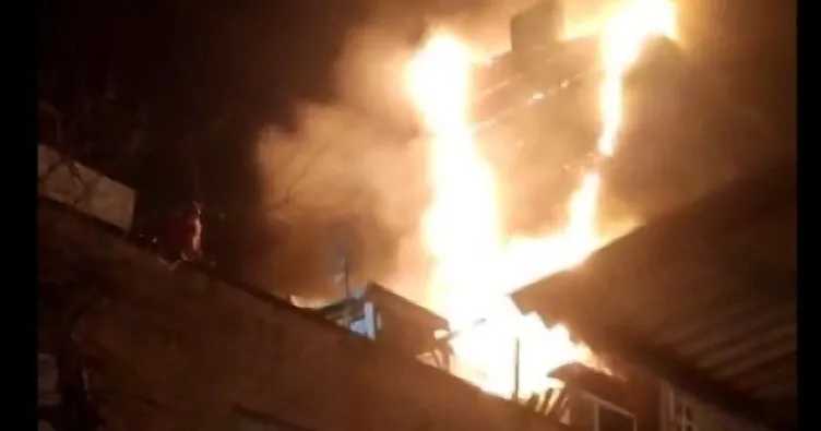 Fatih’te 5 katlı binada korkutan yangın