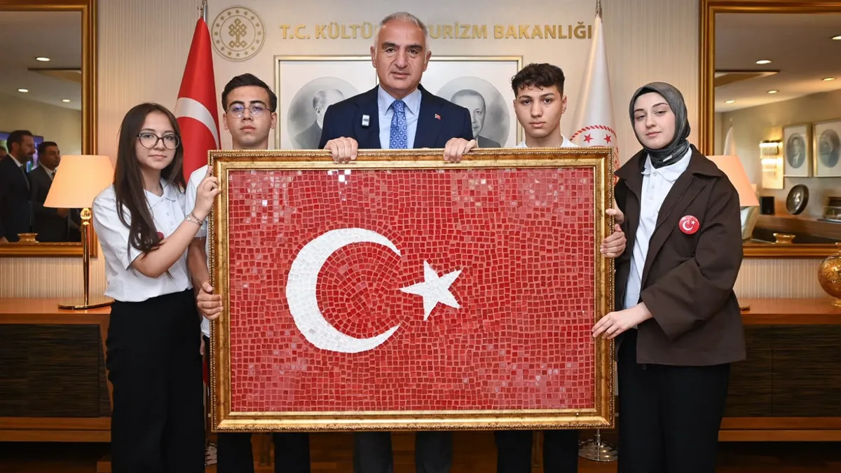Bakan Ersoy, 19 Mayıs dolayısıyla genç sanatçıları ağırladı Bakan Ersoy, 19 Mayıs dolayısıyla genç sanatçıları ağırladı
