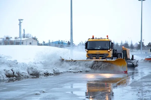 bakan-uraloglu-acikladi-karla-mucadelede-18-bin-personel-ve-14-bin-arac-gorevde-1763290543616.jpeg