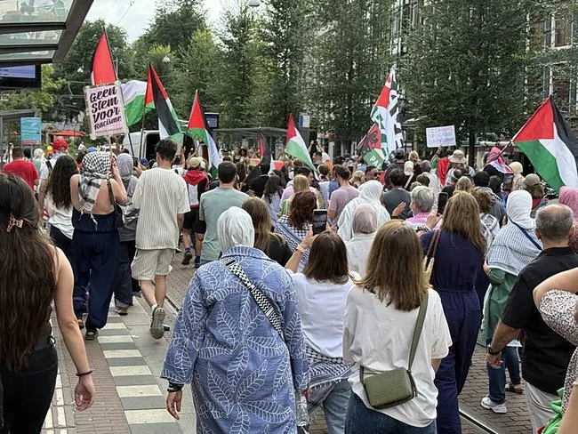 Hollanda’da yüzler Gazze için sokakta: Özgür Filistin diyerek, dünyaya seslendiler!