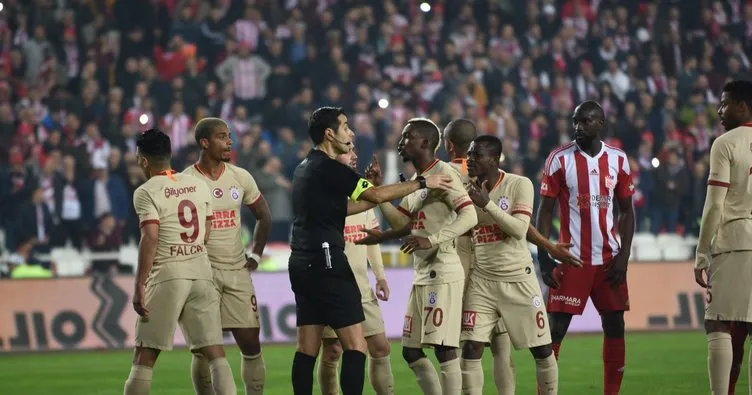 Sivasspor - Galatasaray maçında kural hatası mı var? İşte o pozisyon ve IFAB kuralı