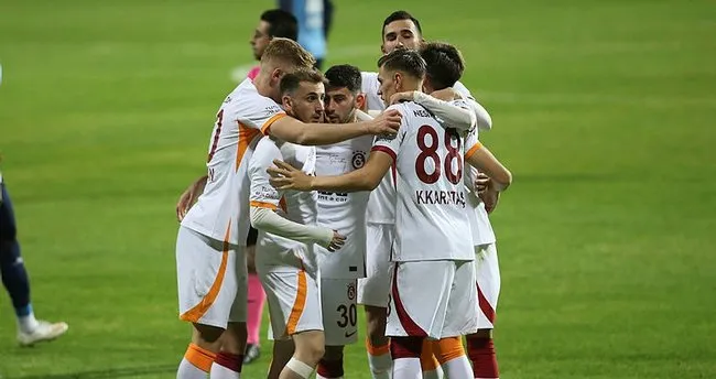 Dursun Özbek, genç futbolcuların memnun!
