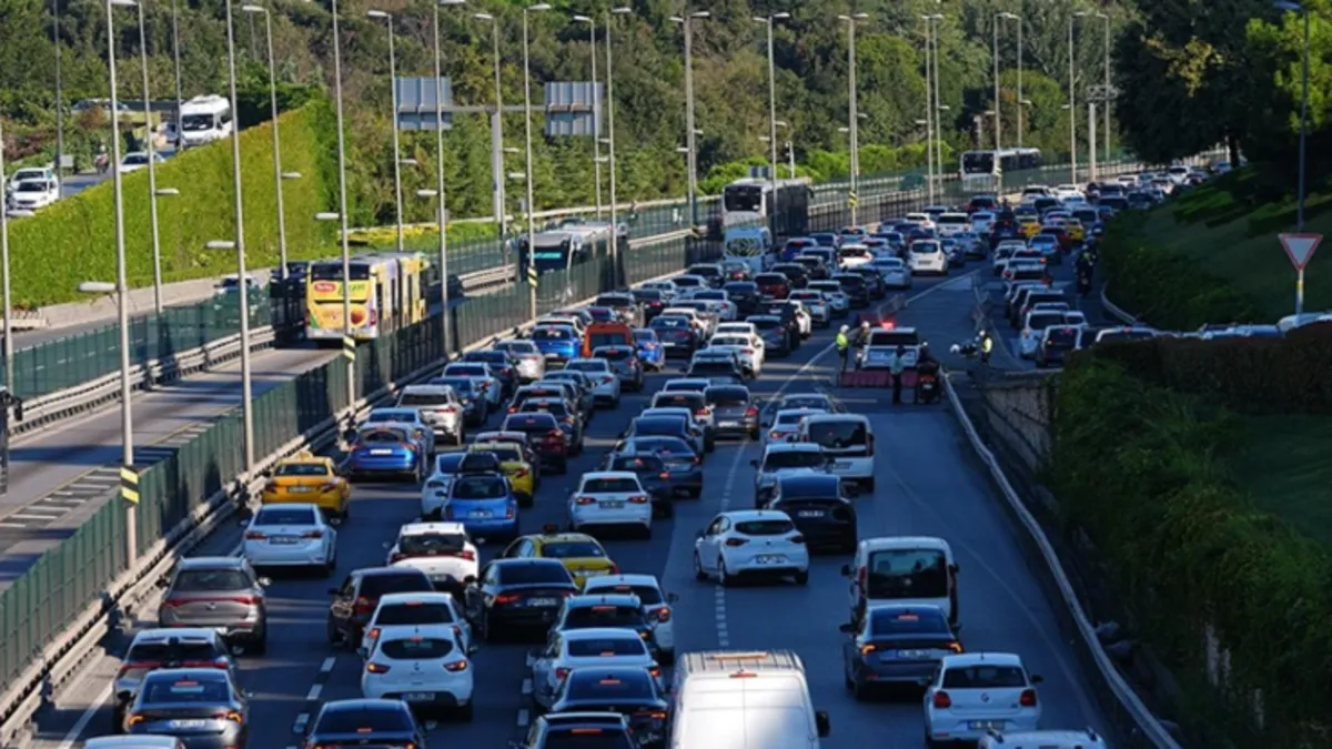 Trafik polisi denetim yaparken