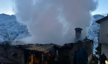 Hemşin’de 3 ev küle döndü