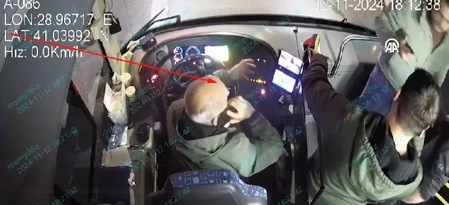 Halk otobüsünde dehşet anları: Şoföre, kaldırım taşıyla...