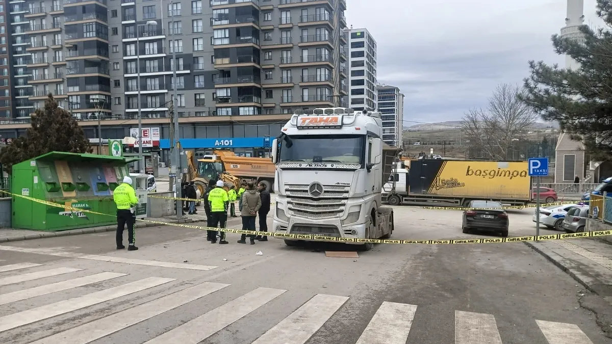 Mamak’ta acı olay: Cüzdanını almak isterken kamyonun altında kaldı Mamak’ta acı olay: Cüzdanını almak isterken kamyonun altında kaldı