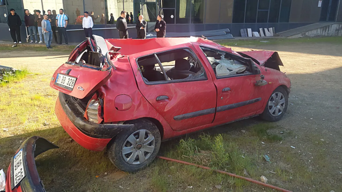 Düzce’de kontrolden çıkan otomobil 20 metreden düştü! Düzce’de kontrolden çıkan otomobil 20 metreden düştü!