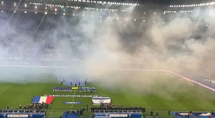 Fransa-İsrail maçında Fransız taraftarlardan büyük protesto! Özgür Filistin tezahüratları yapıldı, İsrail milli marşı ıslıklandı...