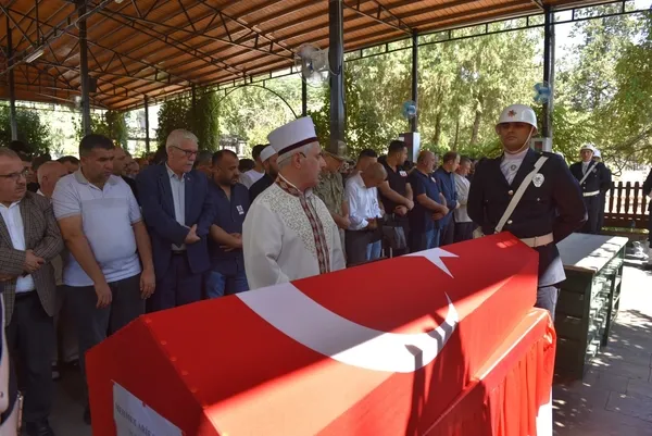 mugladaki-kazada-hayatini-kaybeden-polis-memuru-memleketi-sanliurfada-topraga-verildi-1787229147690.jpg