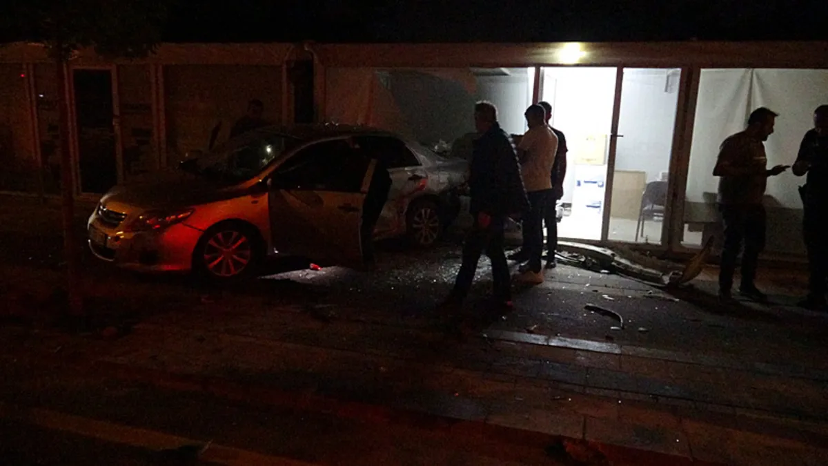 Malatya’da kontrolden çıkan otomobilin çarptığı araç iş yerine daldı Malatya’da kontrolden çıkan otomobilin çarptığı araç iş yerine daldı