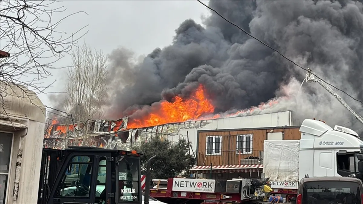 Ataşehir'de 4 katlı iş yeri yanıyor