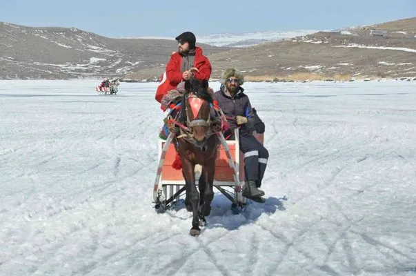 Kars’ta atlı kızaklarla masalsı yolculuk