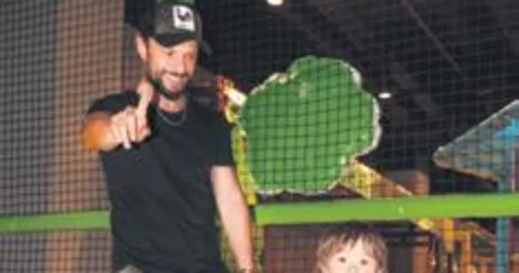 Baba-oğulun trambolin keyfi