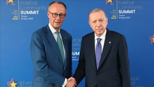 baskan-erdogan-almanya-sansolyesi-friedrich-merz-ile-telefonda-gorustu-baris-odali-temaslar-artirilmali-1772463467284.jpg Başkan Erdoğan, Almanya Şansölyesi Friedrich Merz ile telefonda görüştü: Barış odaklı temaslar artırılmalı